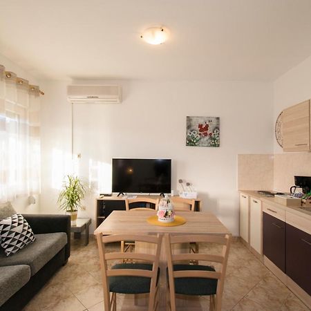 Apartman Fuma Ровин Екстериор снимка