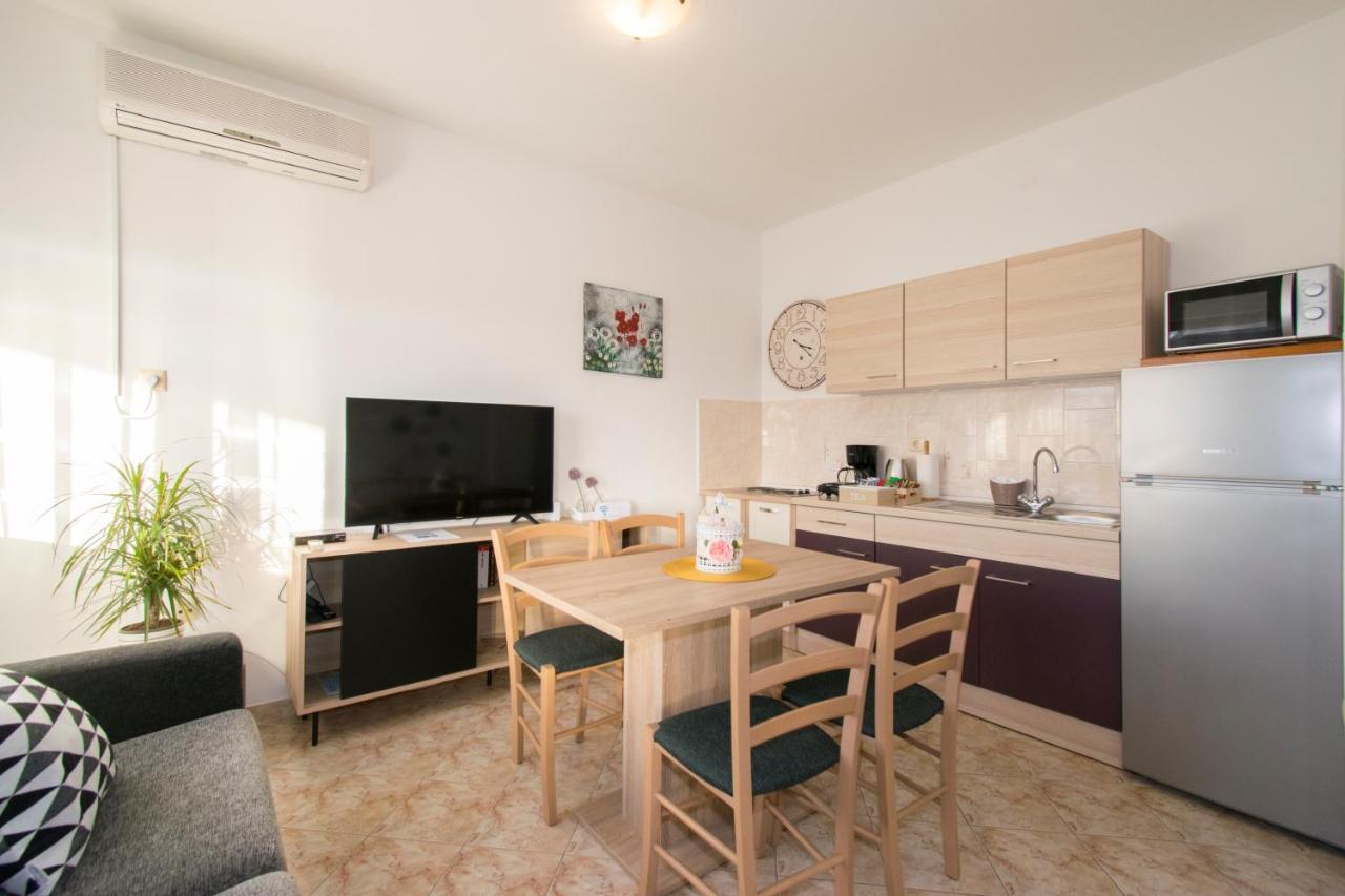 Apartman Fuma Ровин Екстериор снимка