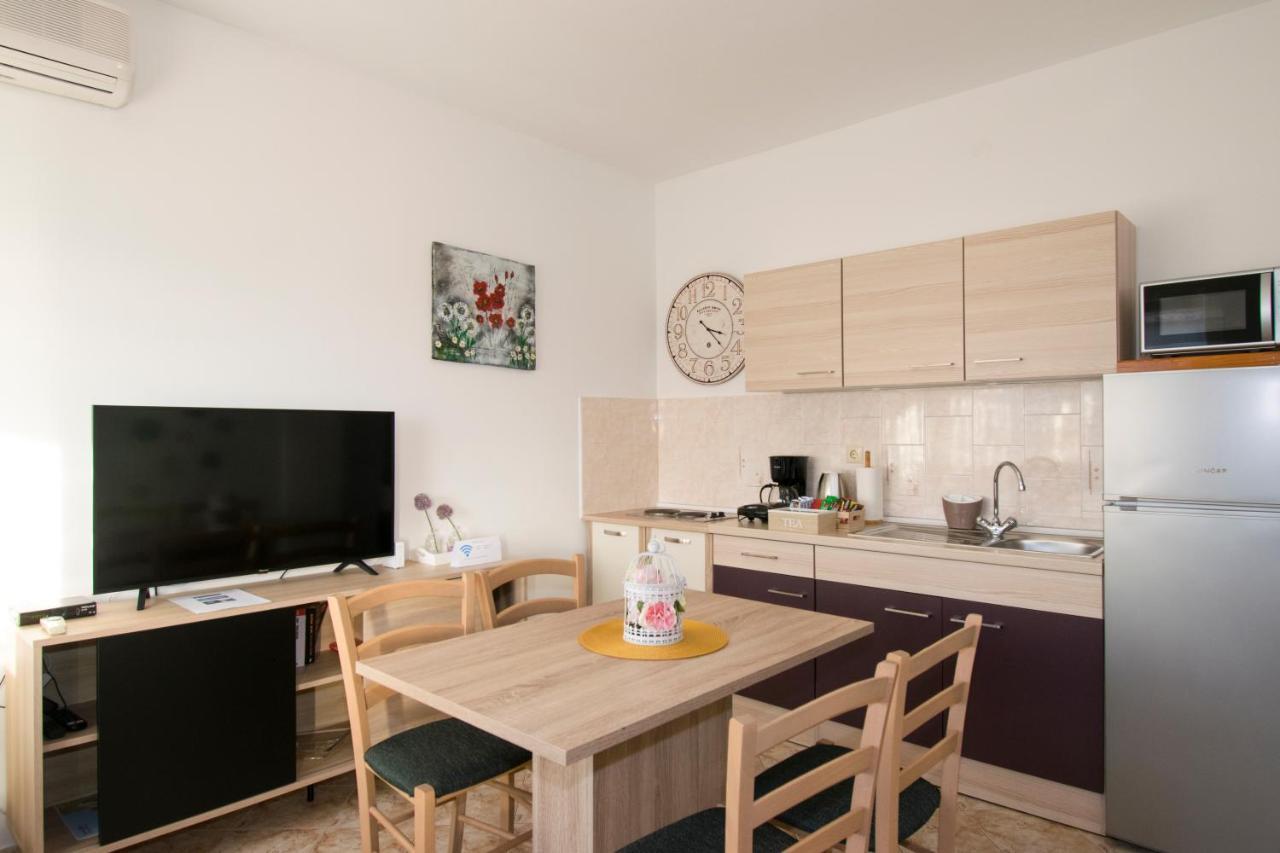 Apartman Fuma Ровин Екстериор снимка