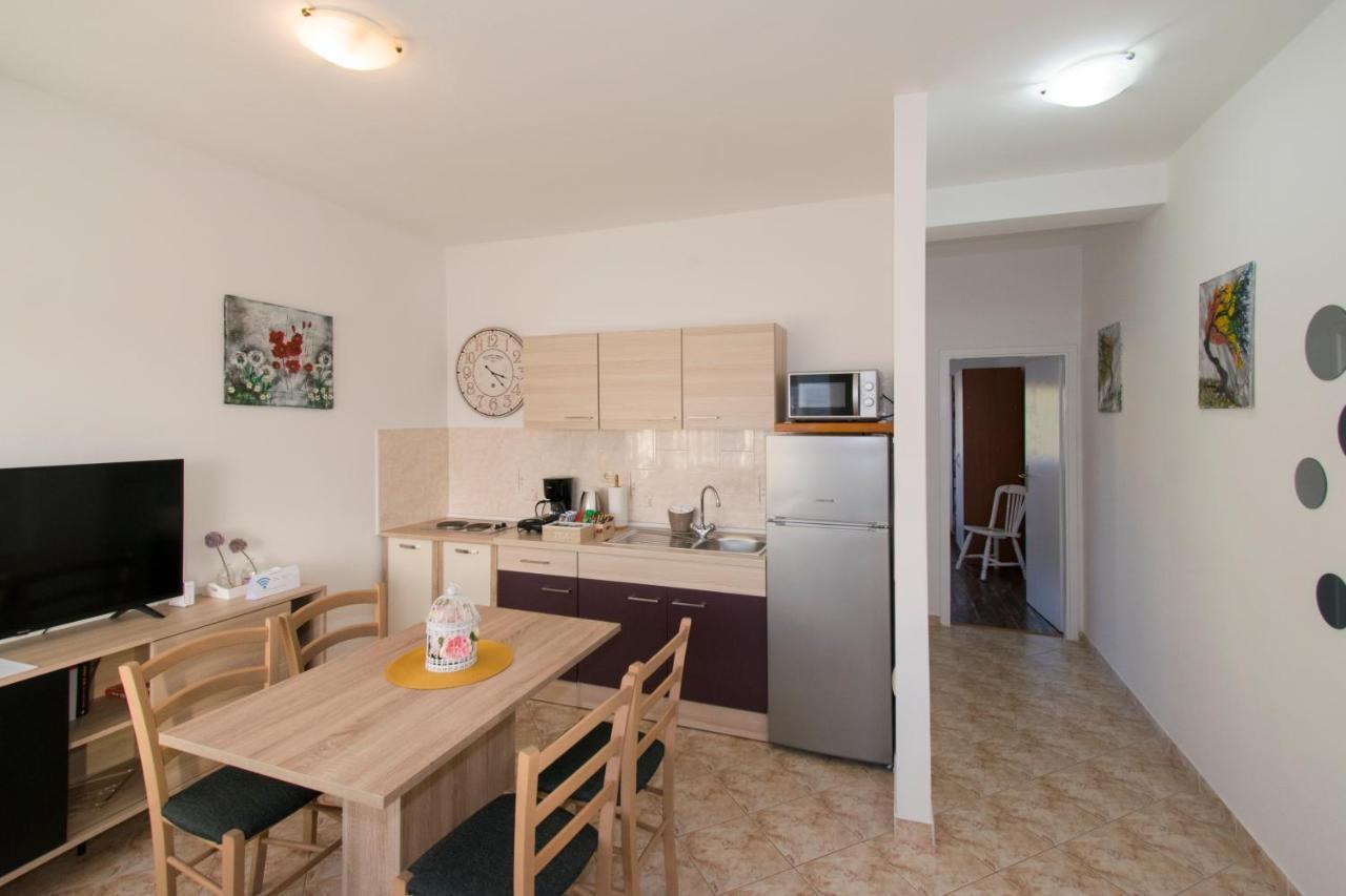 Apartman Fuma Ровин Екстериор снимка