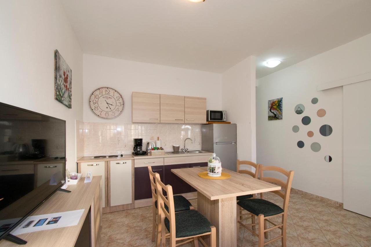 Apartman Fuma Ровин Екстериор снимка