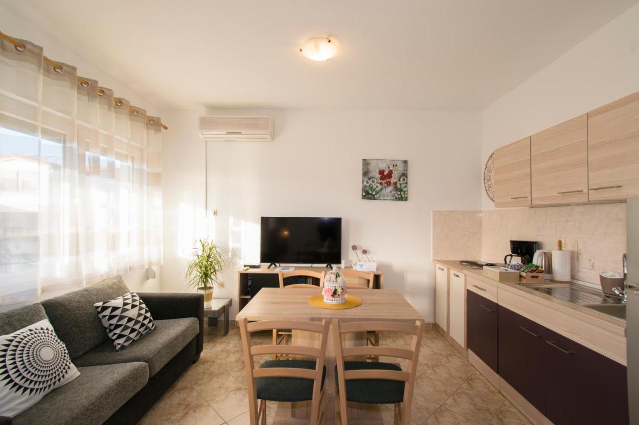 Apartman Fuma Ровин Екстериор снимка
