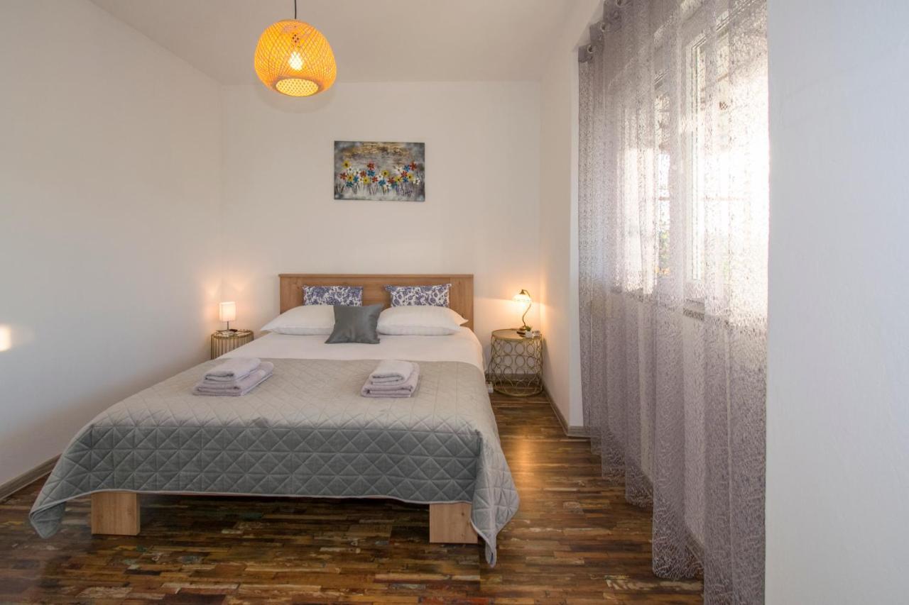 Apartman Fuma Ровин Екстериор снимка