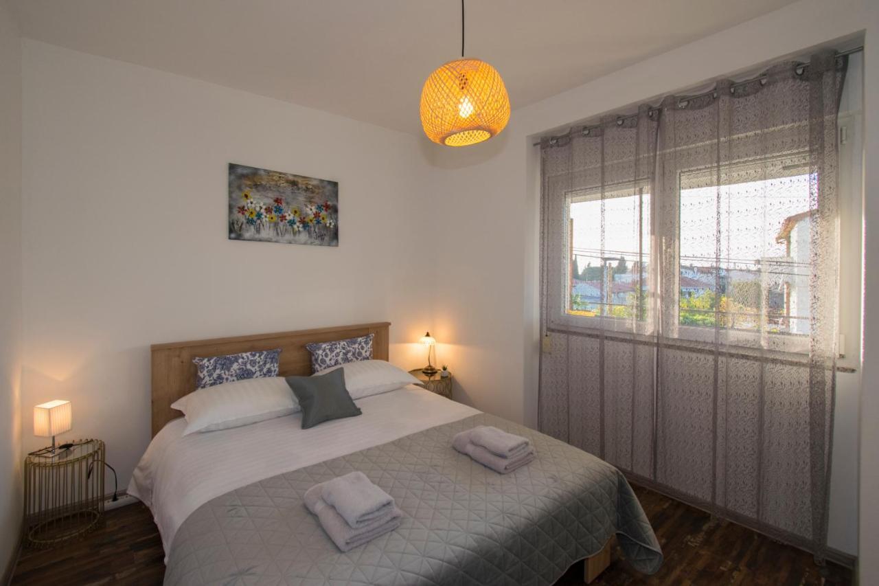 Apartman Fuma Ровин Екстериор снимка